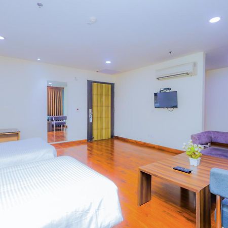 Hyphen Business Hotel Νόιντα Εξωτερικό φωτογραφία