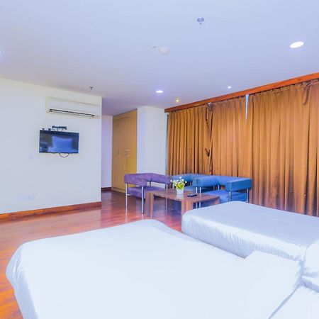 Hyphen Business Hotel Νόιντα Εξωτερικό φωτογραφία