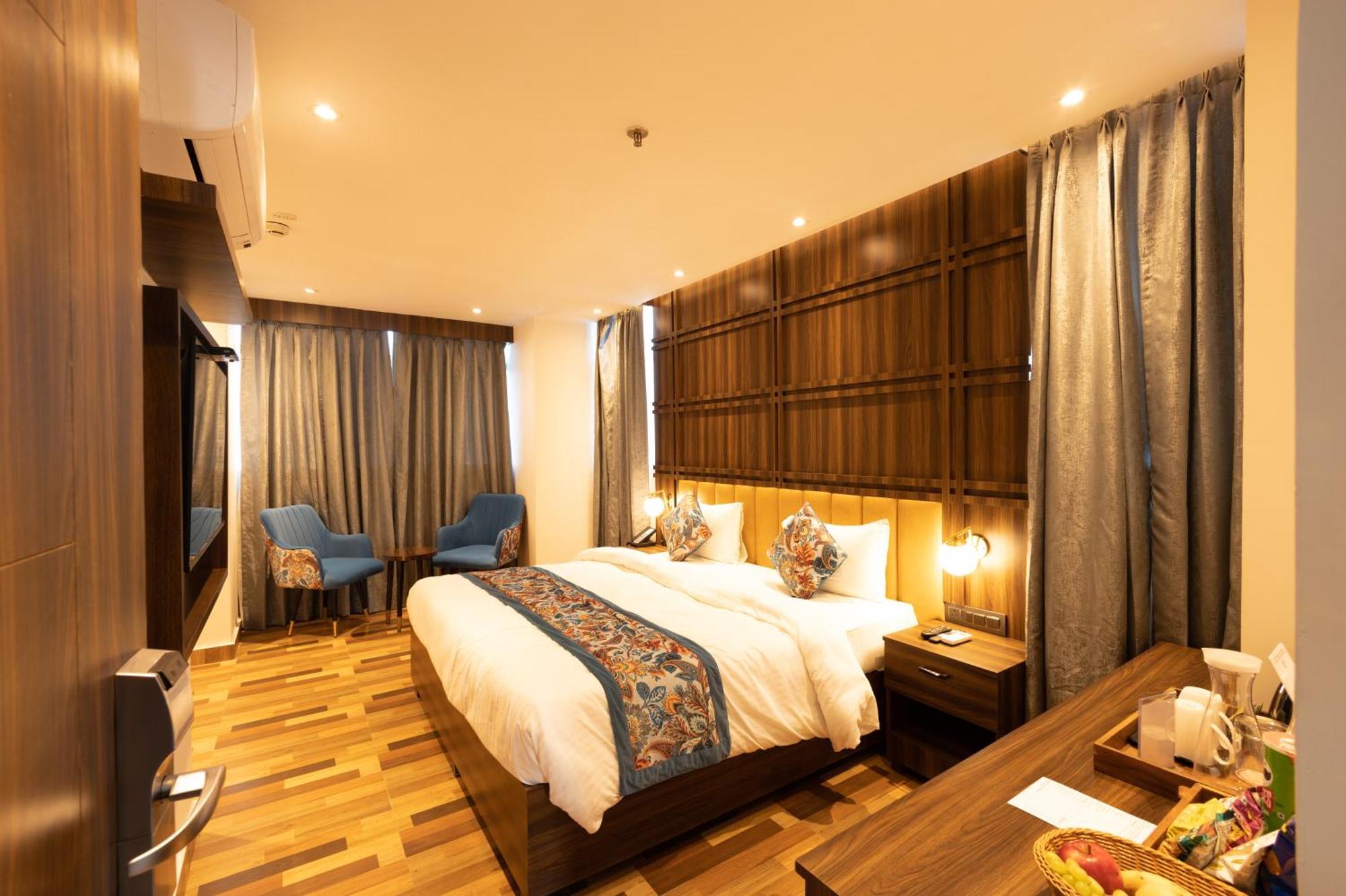 Hyphen Business Hotel Νόιντα Εξωτερικό φωτογραφία