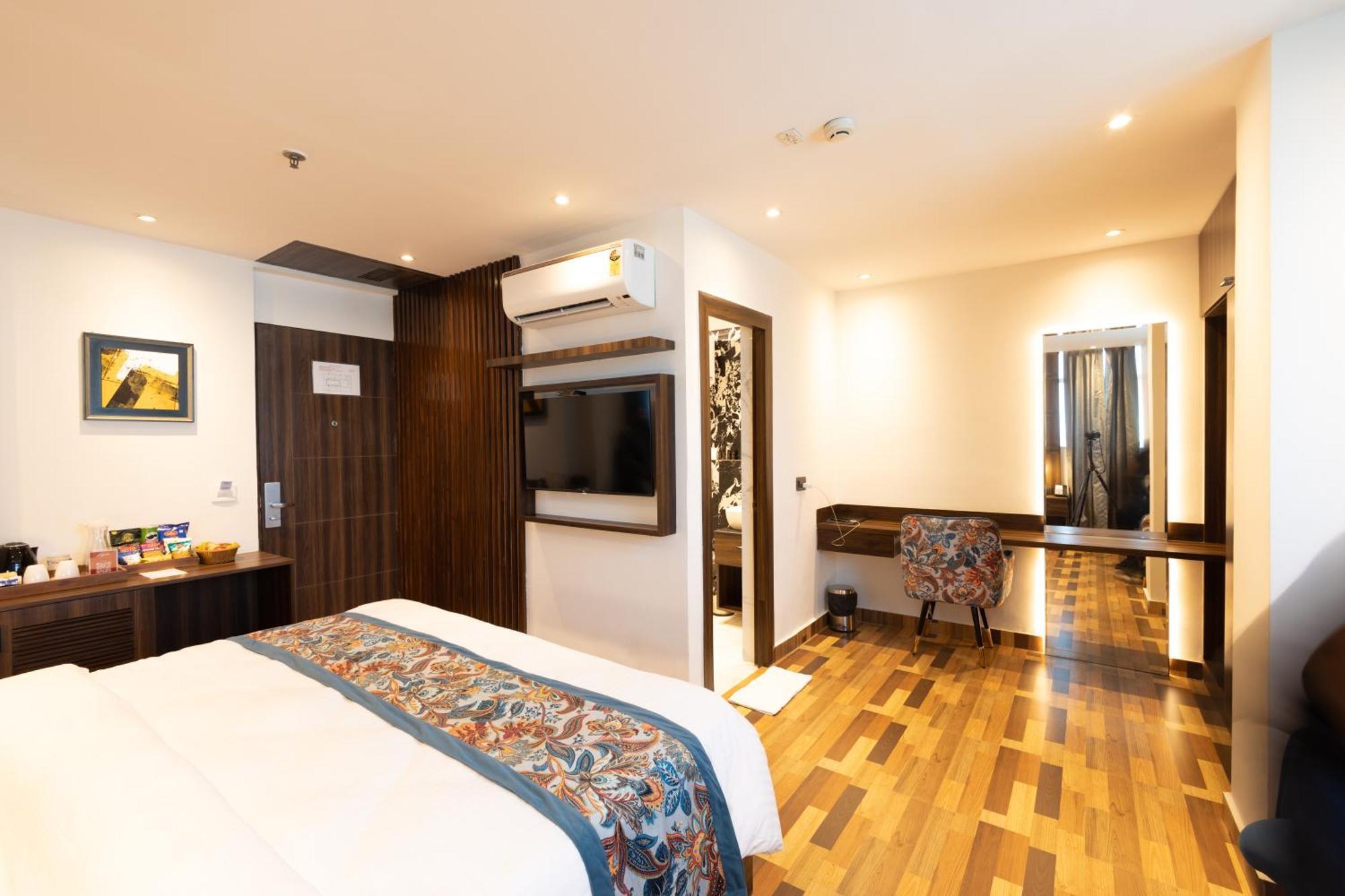 Hyphen Business Hotel Νόιντα Εξωτερικό φωτογραφία