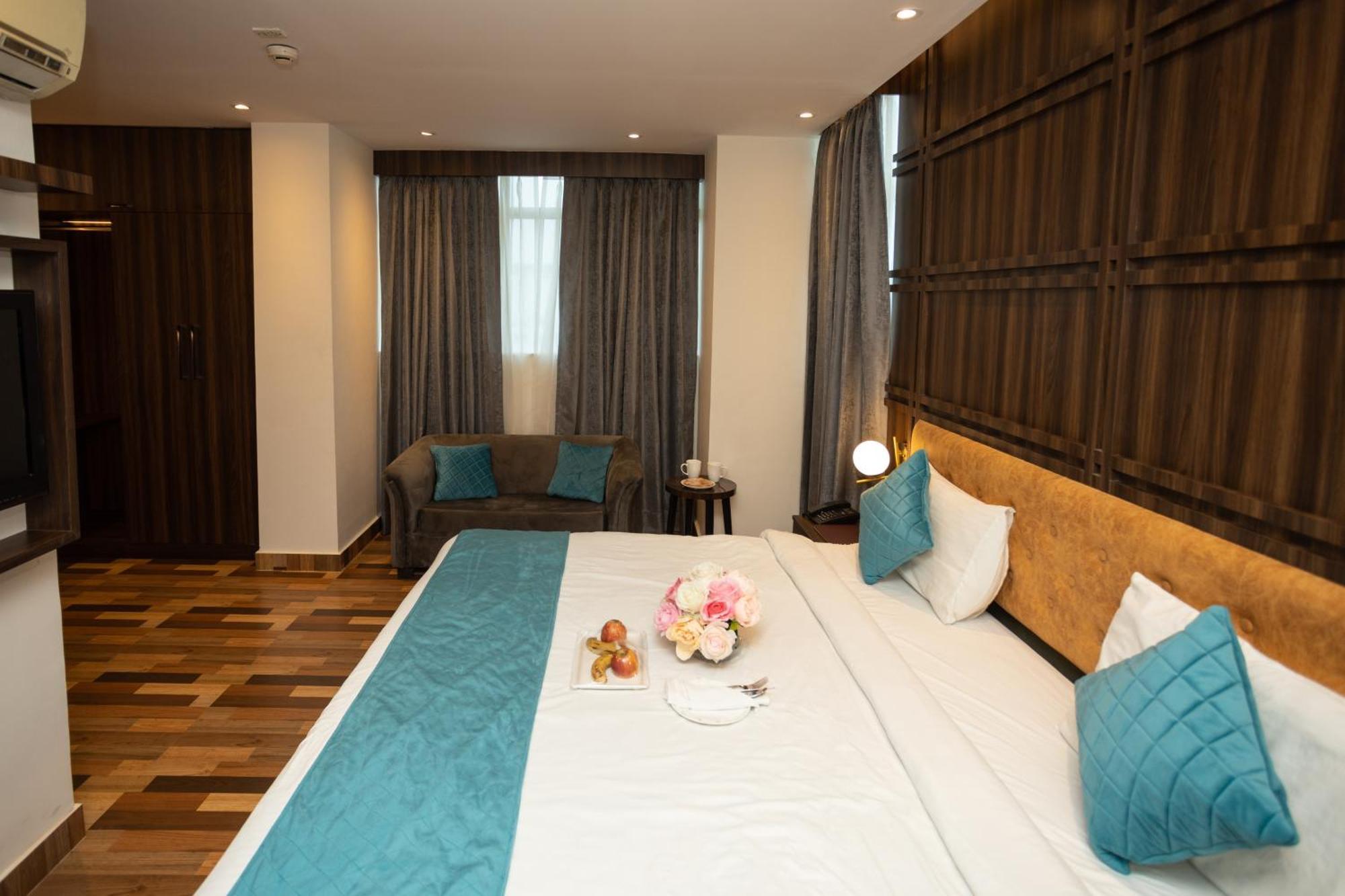 Hyphen Business Hotel Νόιντα Εξωτερικό φωτογραφία