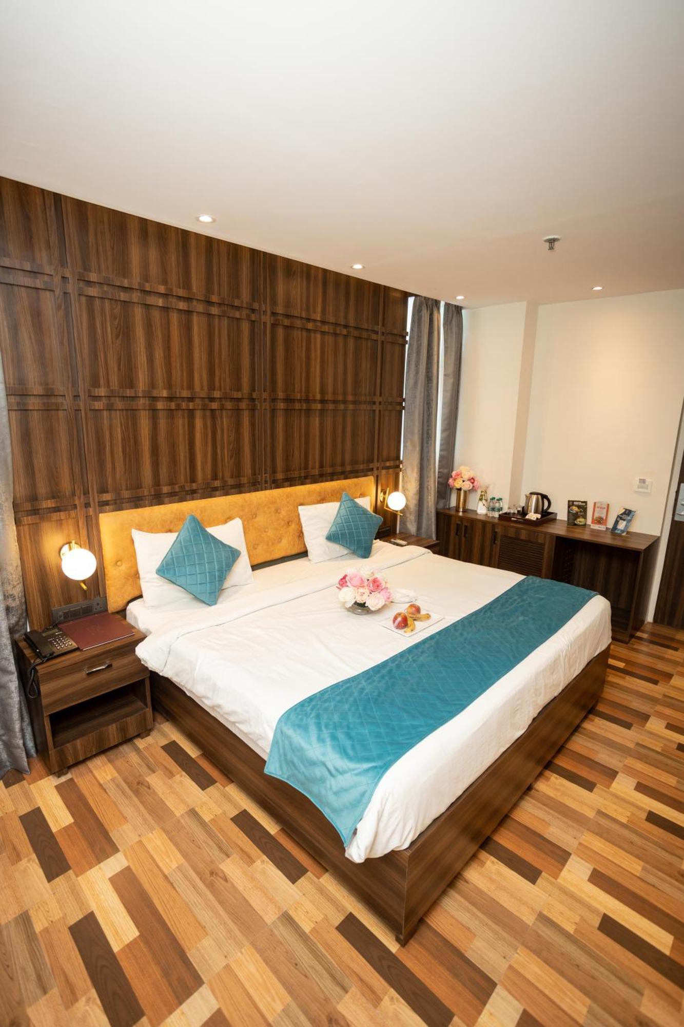Hyphen Business Hotel Νόιντα Εξωτερικό φωτογραφία