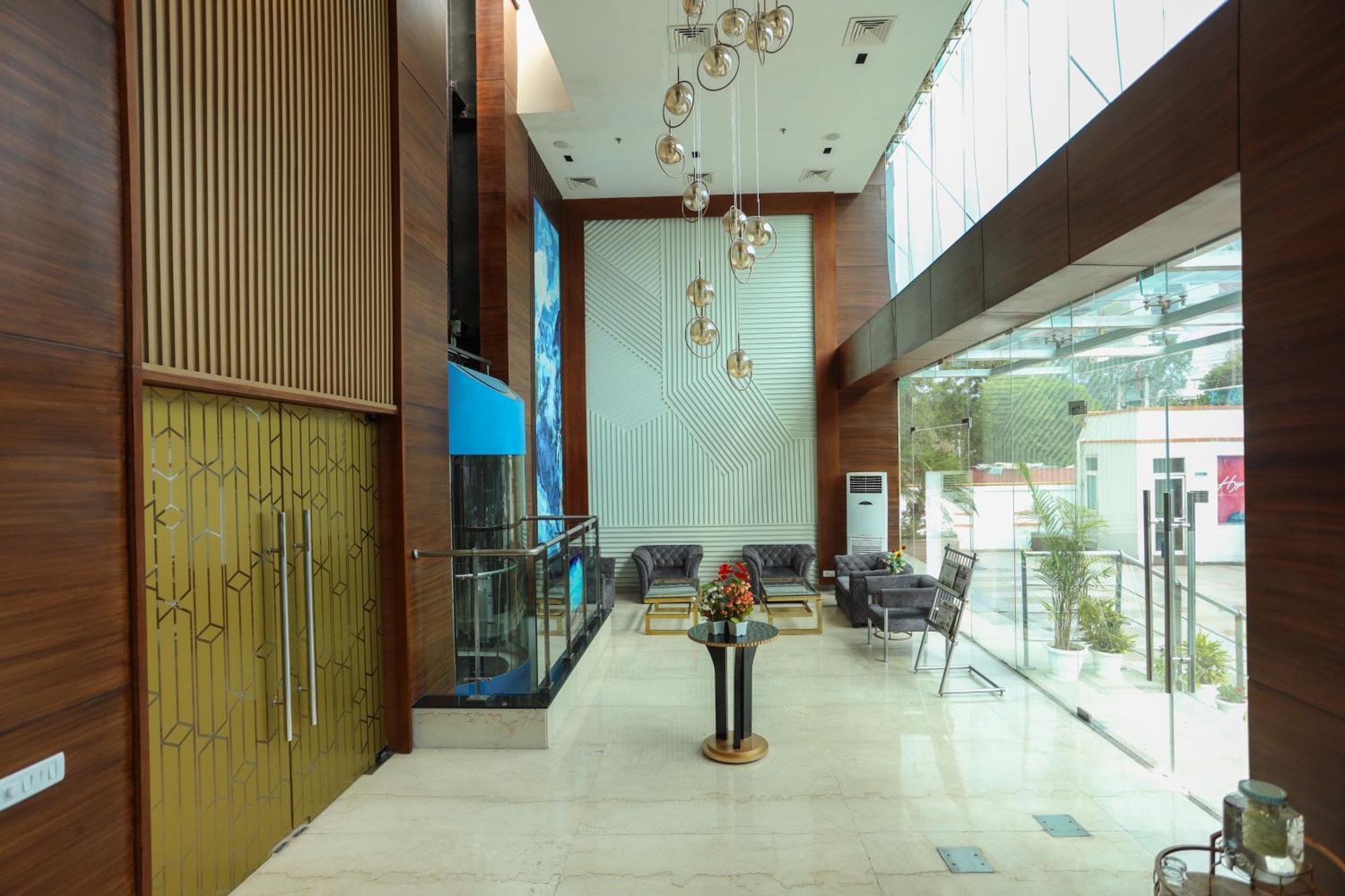 Hyphen Business Hotel Νόιντα Εξωτερικό φωτογραφία