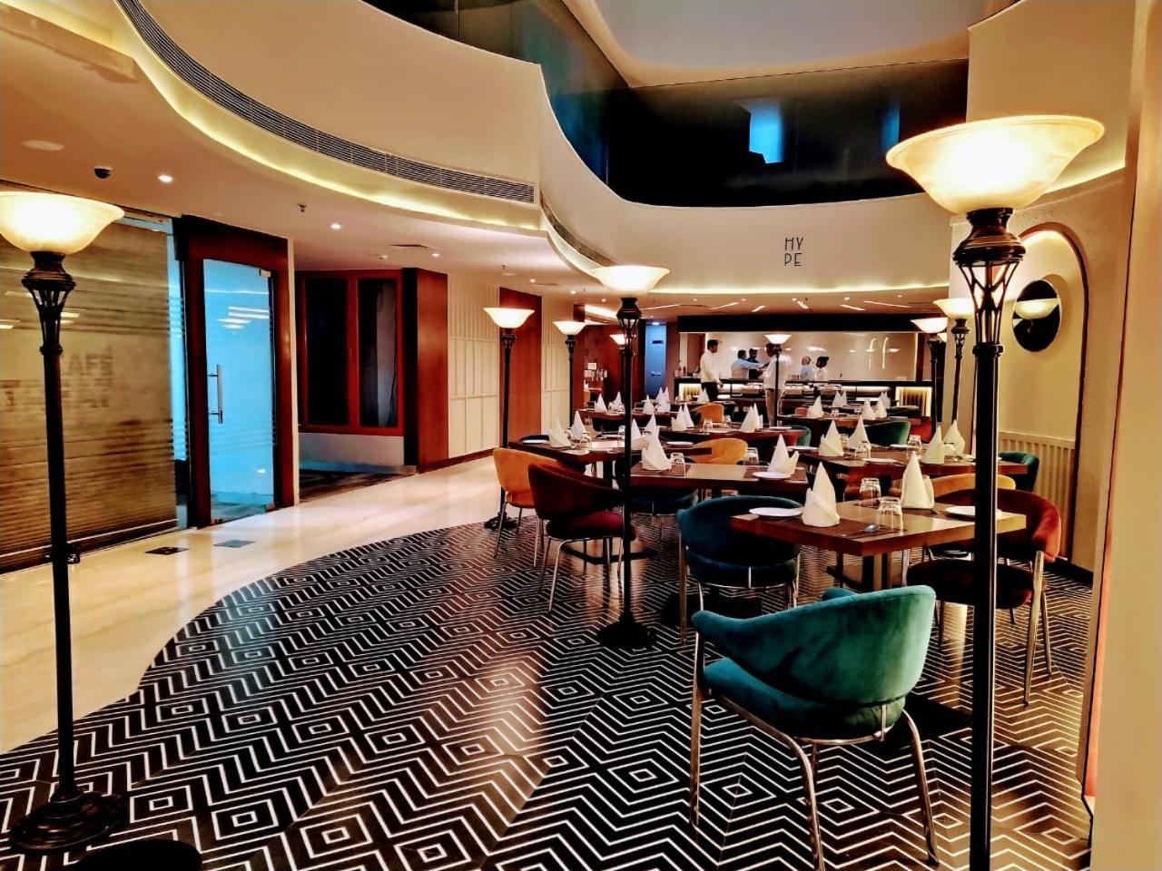 Hyphen Business Hotel Νόιντα Εξωτερικό φωτογραφία
