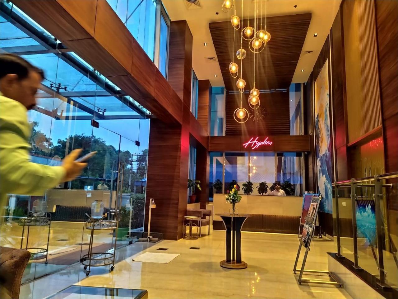 Hyphen Business Hotel Νόιντα Εξωτερικό φωτογραφία