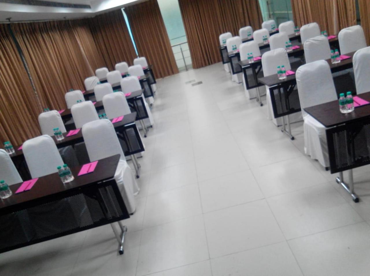 Hyphen Business Hotel Νόιντα Εξωτερικό φωτογραφία