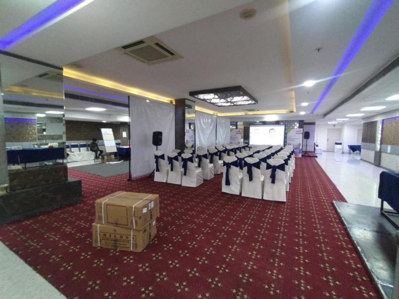 Hyphen Business Hotel Νόιντα Εξωτερικό φωτογραφία