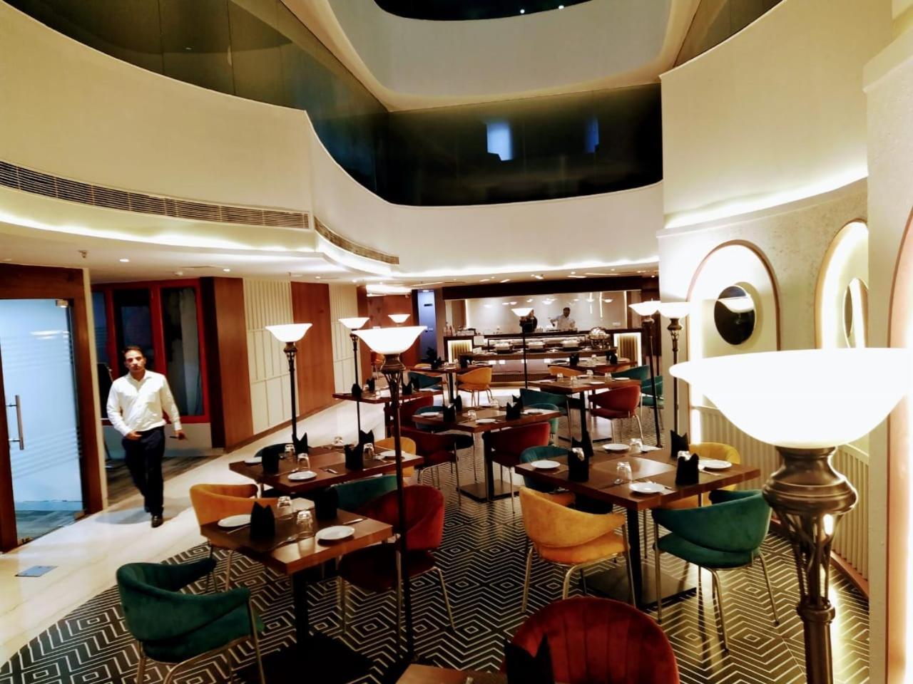 Hyphen Business Hotel Νόιντα Εξωτερικό φωτογραφία