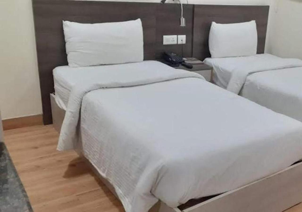 Hyphen Business Hotel Νόιντα Εξωτερικό φωτογραφία