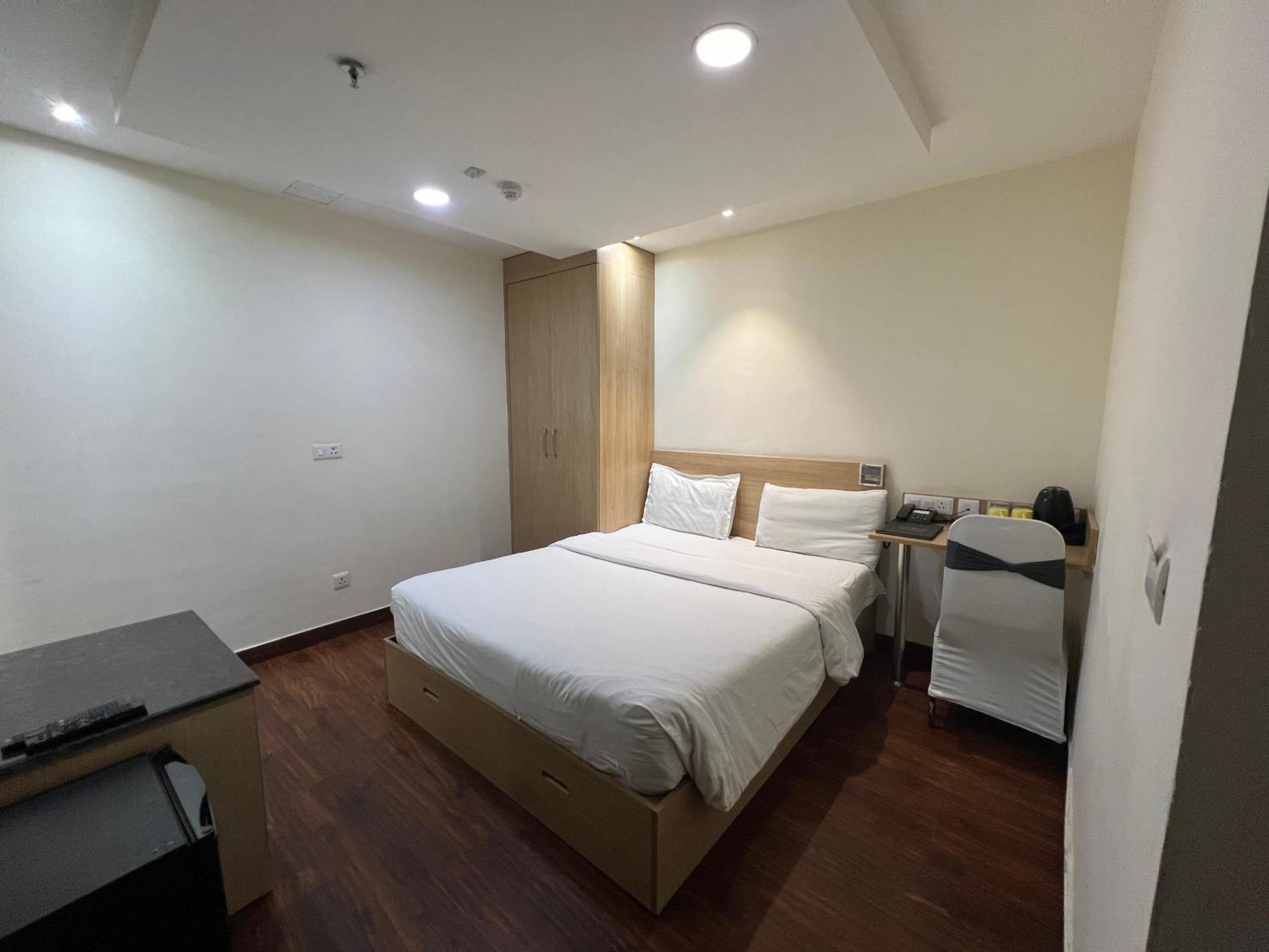 Hyphen Business Hotel Νόιντα Εξωτερικό φωτογραφία