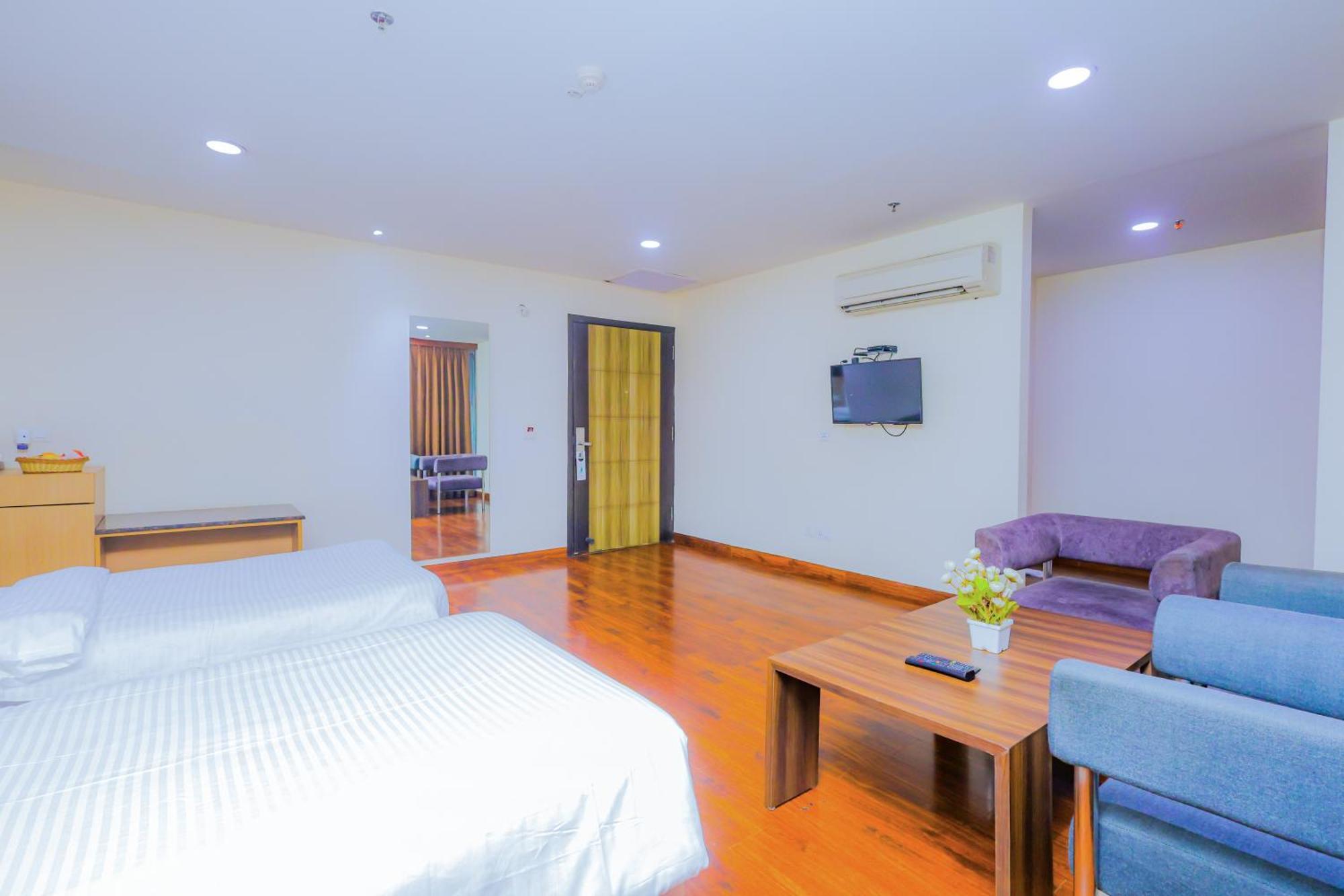 Hyphen Business Hotel Νόιντα Εξωτερικό φωτογραφία