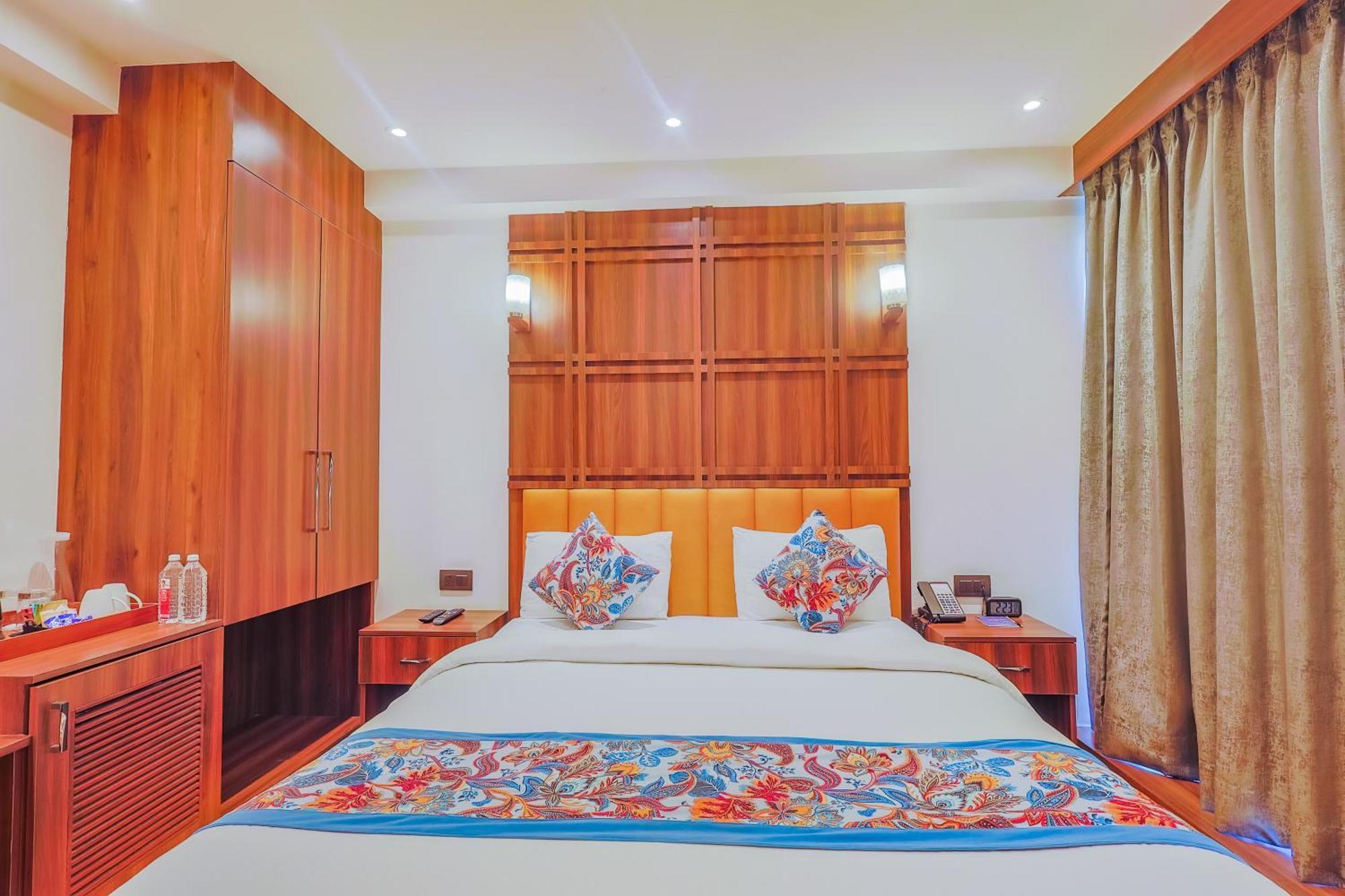 Hyphen Business Hotel Νόιντα Εξωτερικό φωτογραφία