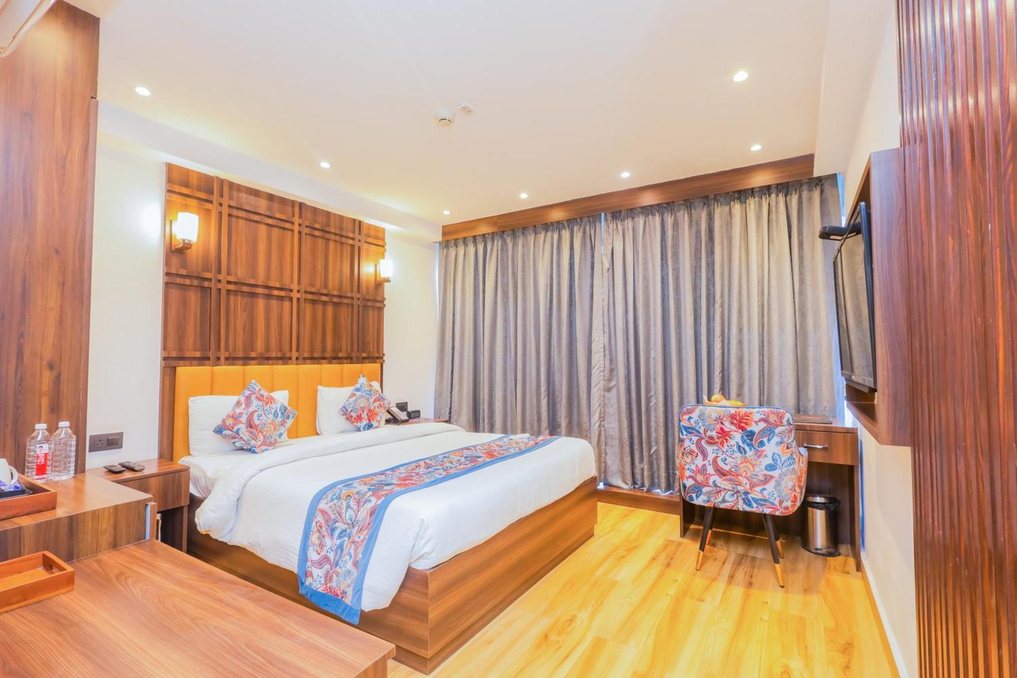 Hyphen Business Hotel Νόιντα Εξωτερικό φωτογραφία