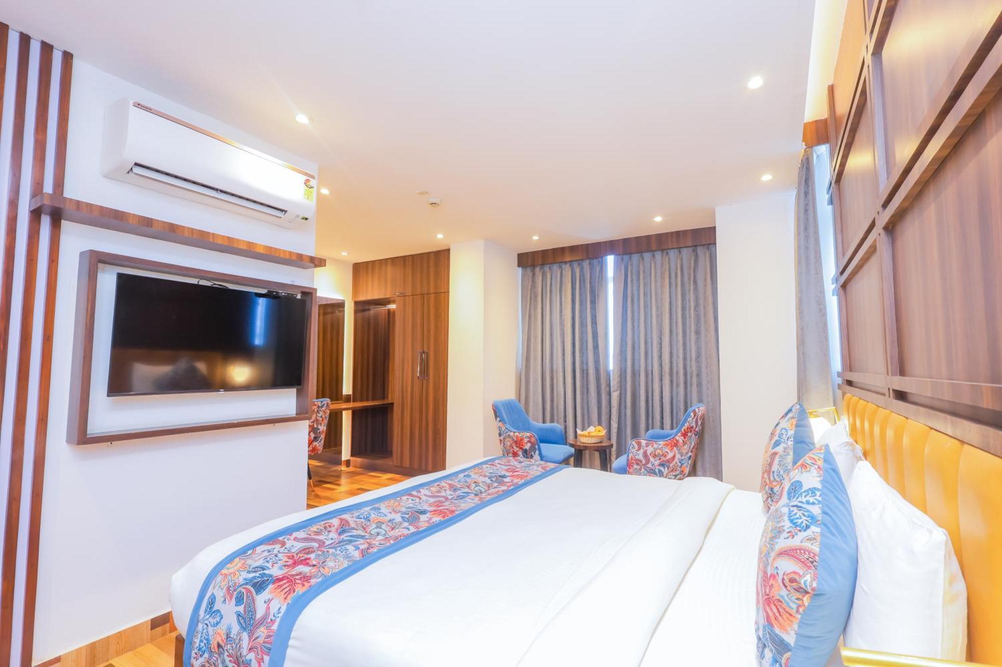 Hyphen Business Hotel Νόιντα Εξωτερικό φωτογραφία