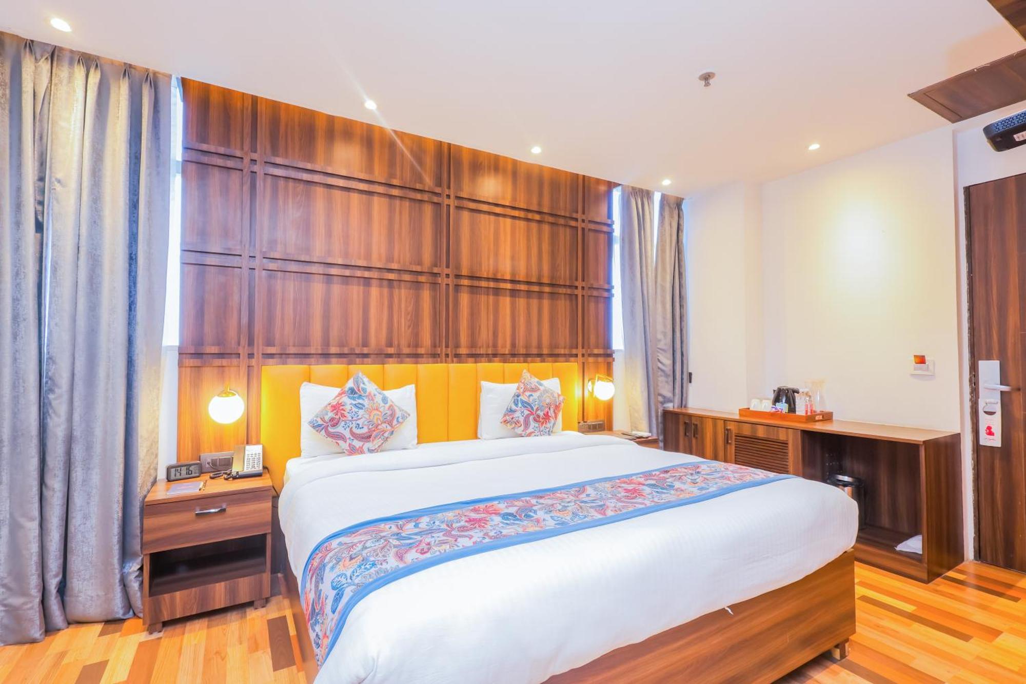 Hyphen Business Hotel Νόιντα Εξωτερικό φωτογραφία