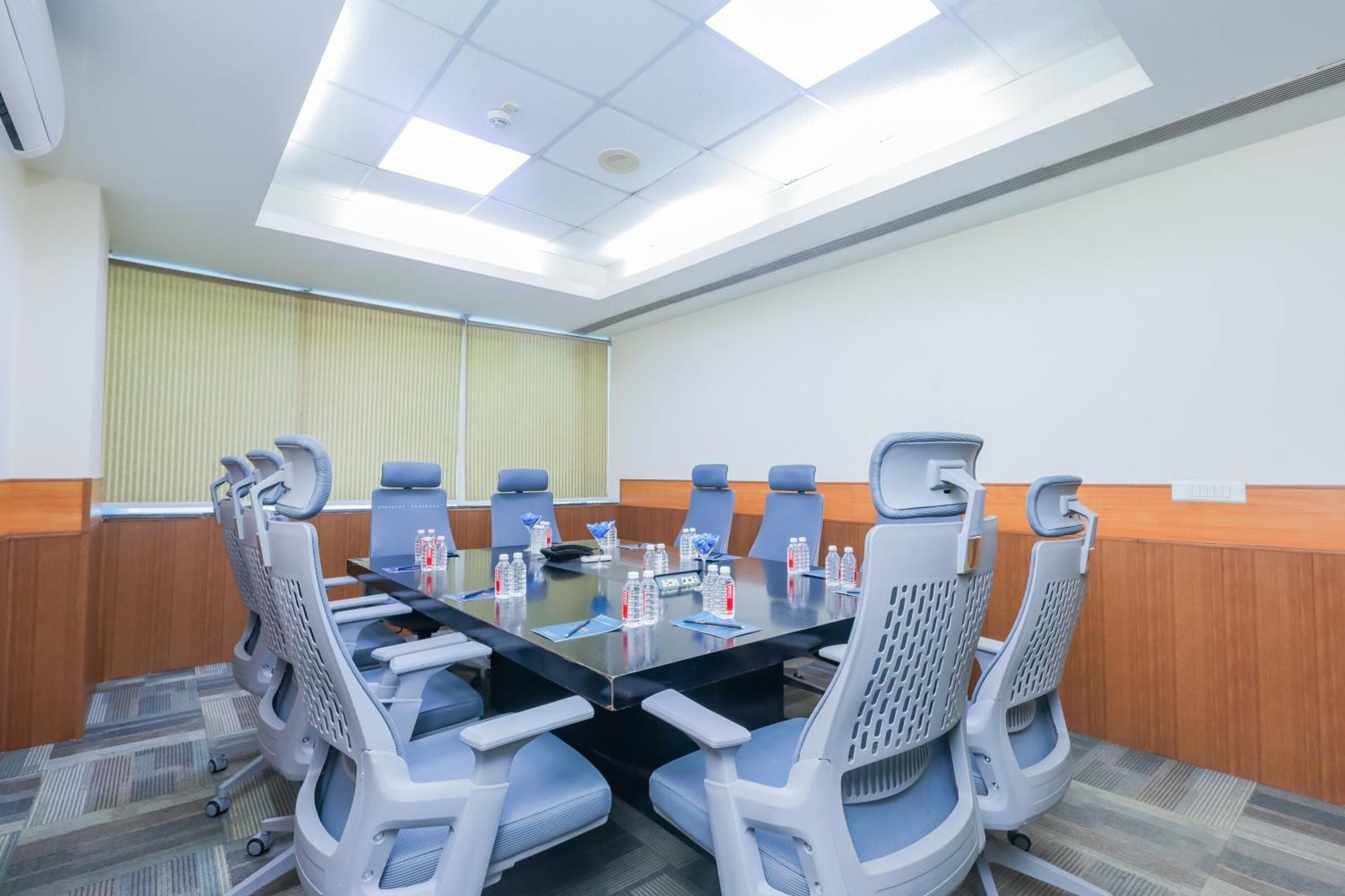 Hyphen Business Hotel Νόιντα Εξωτερικό φωτογραφία