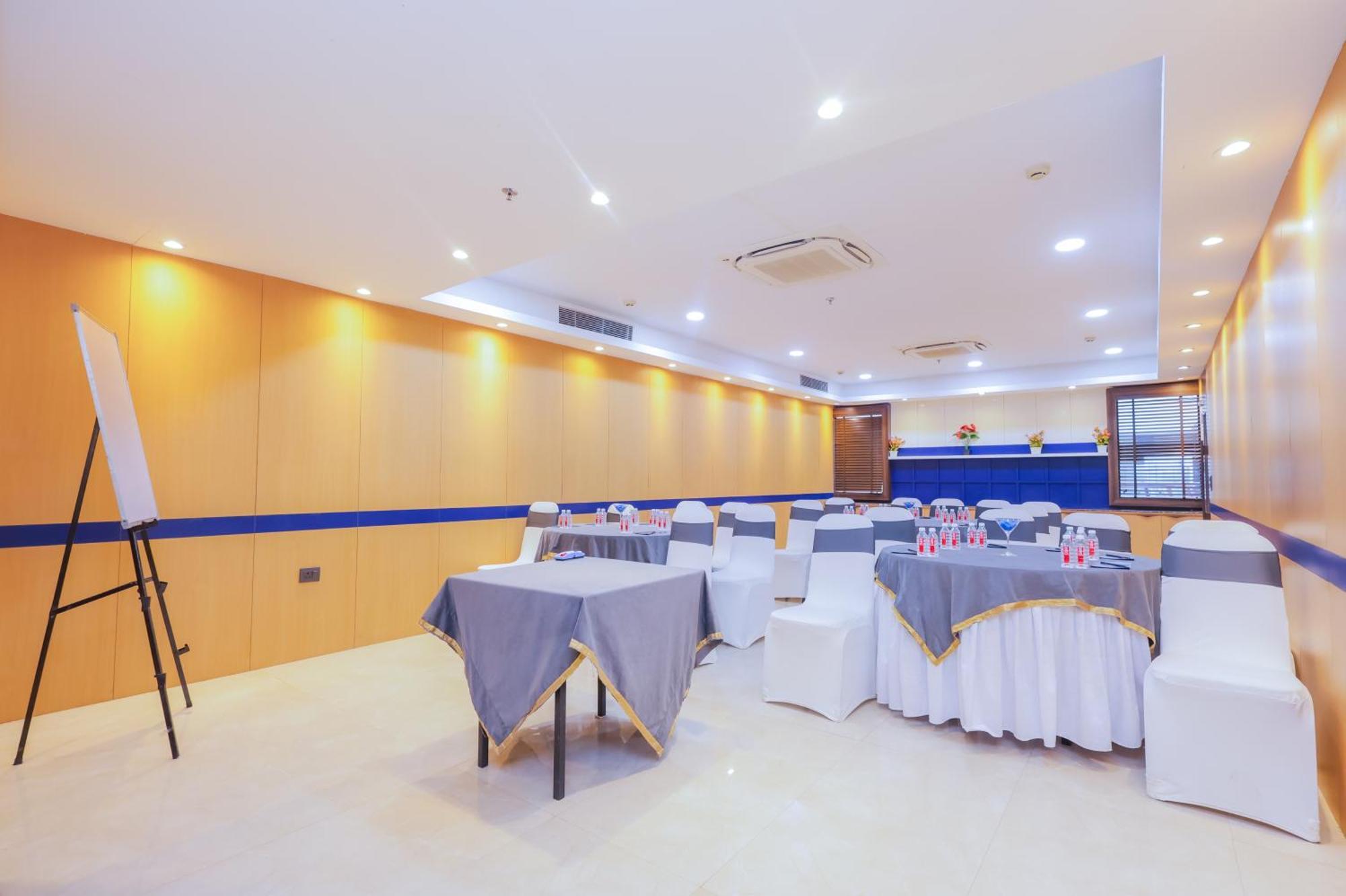 Hyphen Business Hotel Νόιντα Εξωτερικό φωτογραφία