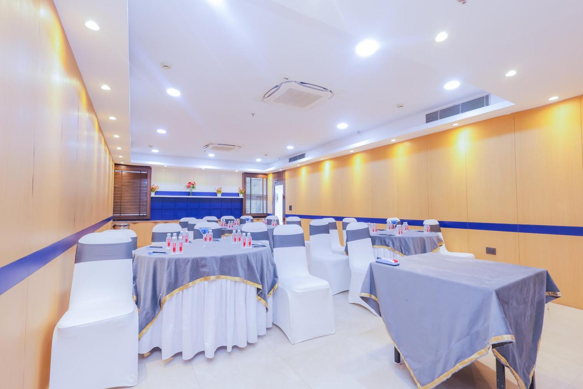 Hyphen Business Hotel Νόιντα Εξωτερικό φωτογραφία