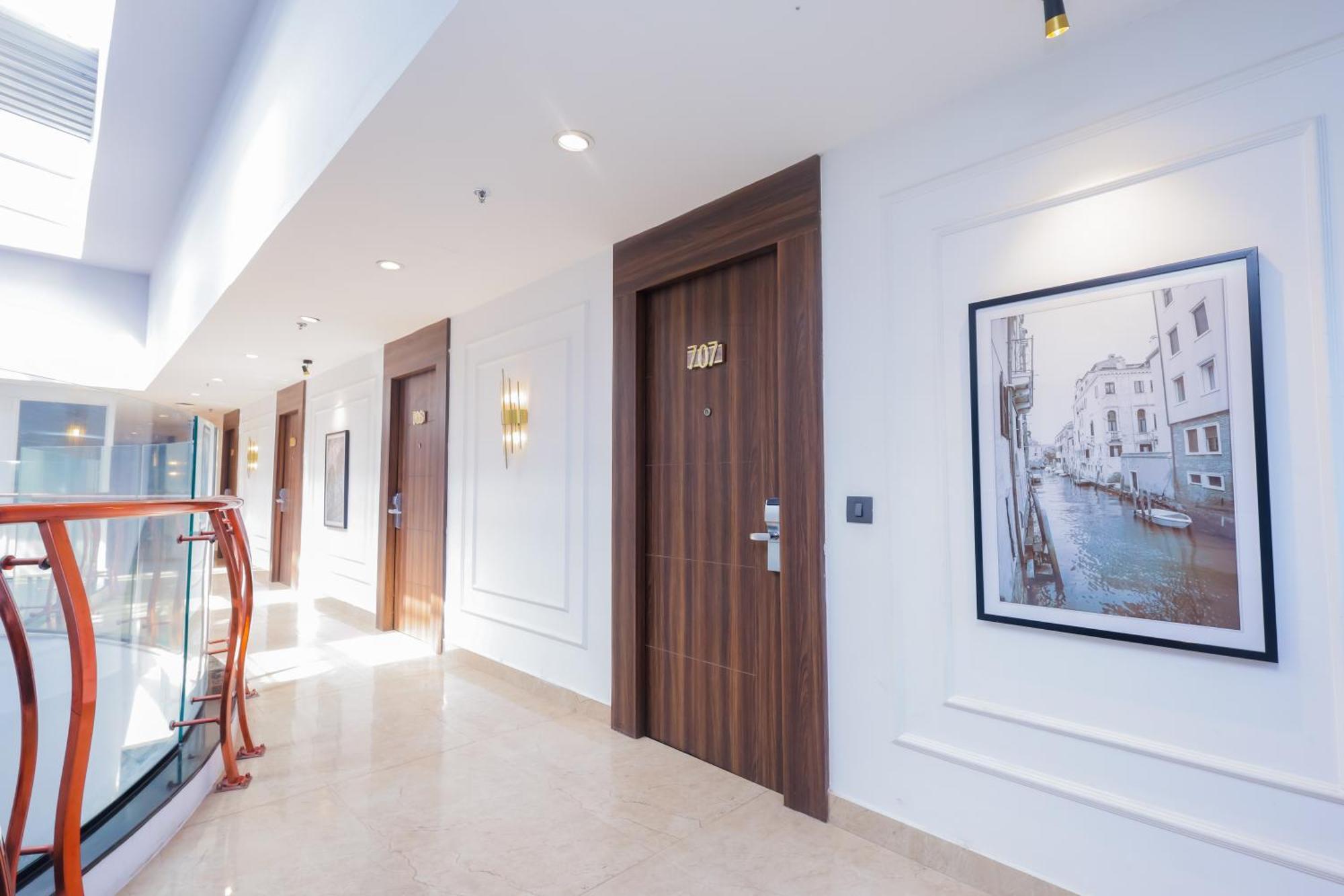 Hyphen Business Hotel Νόιντα Εξωτερικό φωτογραφία