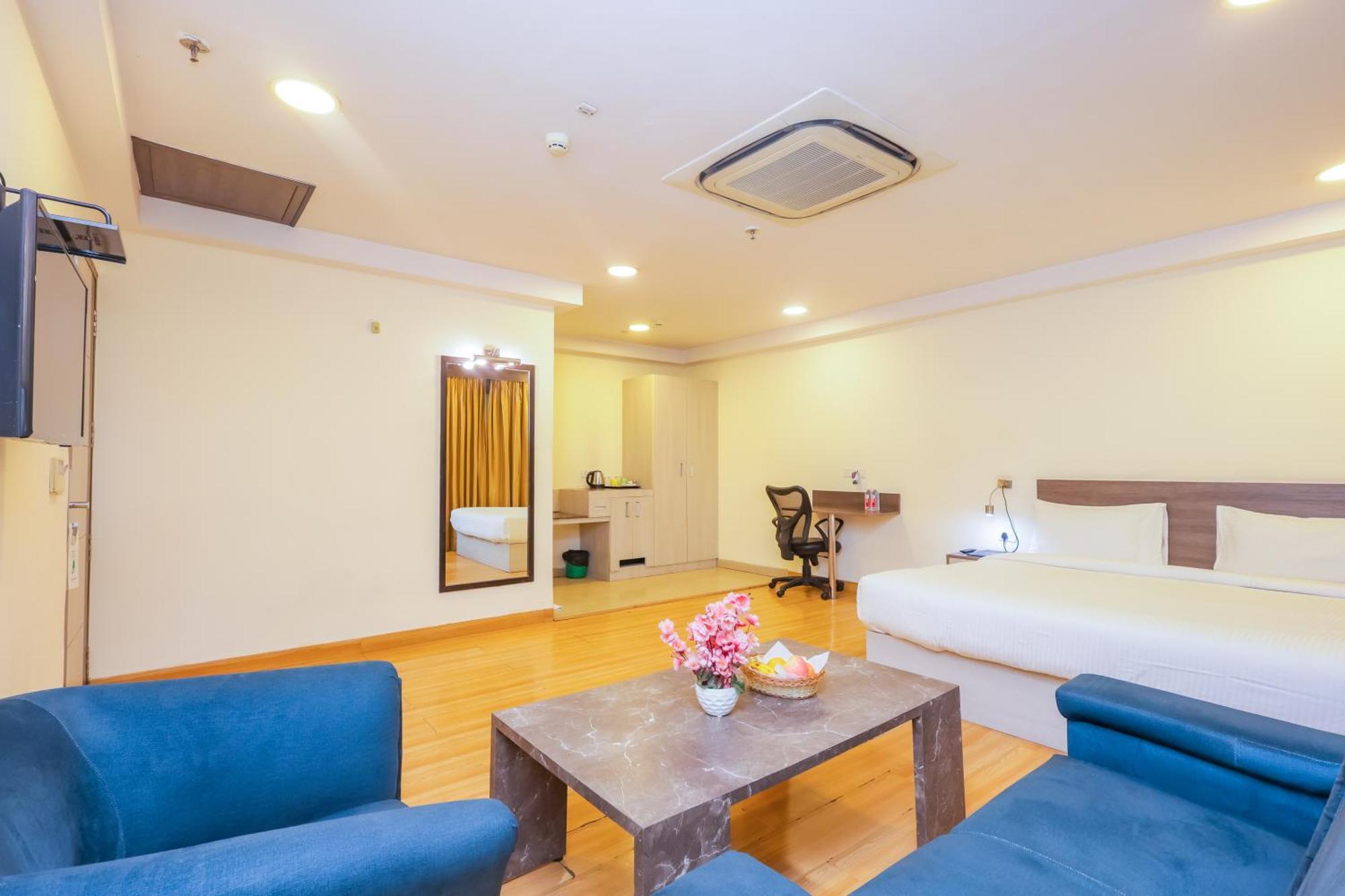 Hyphen Business Hotel Νόιντα Εξωτερικό φωτογραφία