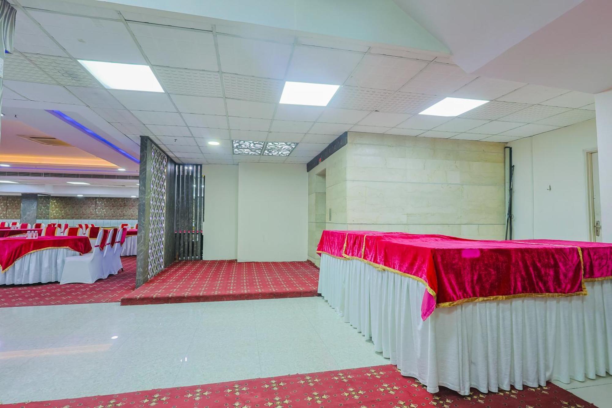 Hyphen Business Hotel Νόιντα Εξωτερικό φωτογραφία