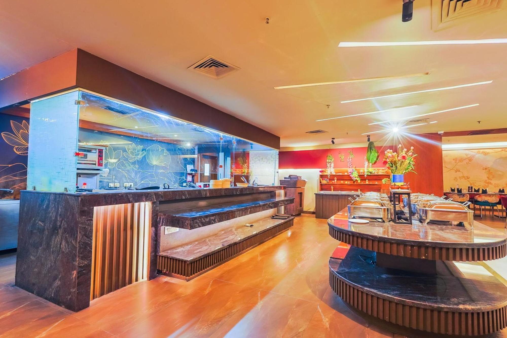 Hyphen Business Hotel Νόιντα Εξωτερικό φωτογραφία