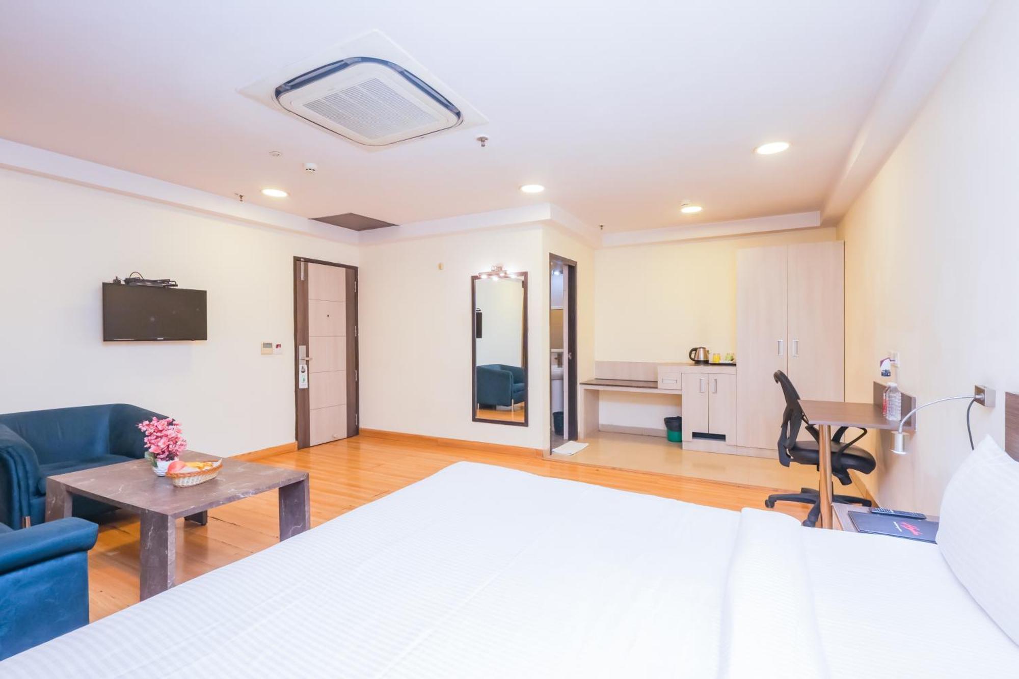 Hyphen Business Hotel Νόιντα Εξωτερικό φωτογραφία
