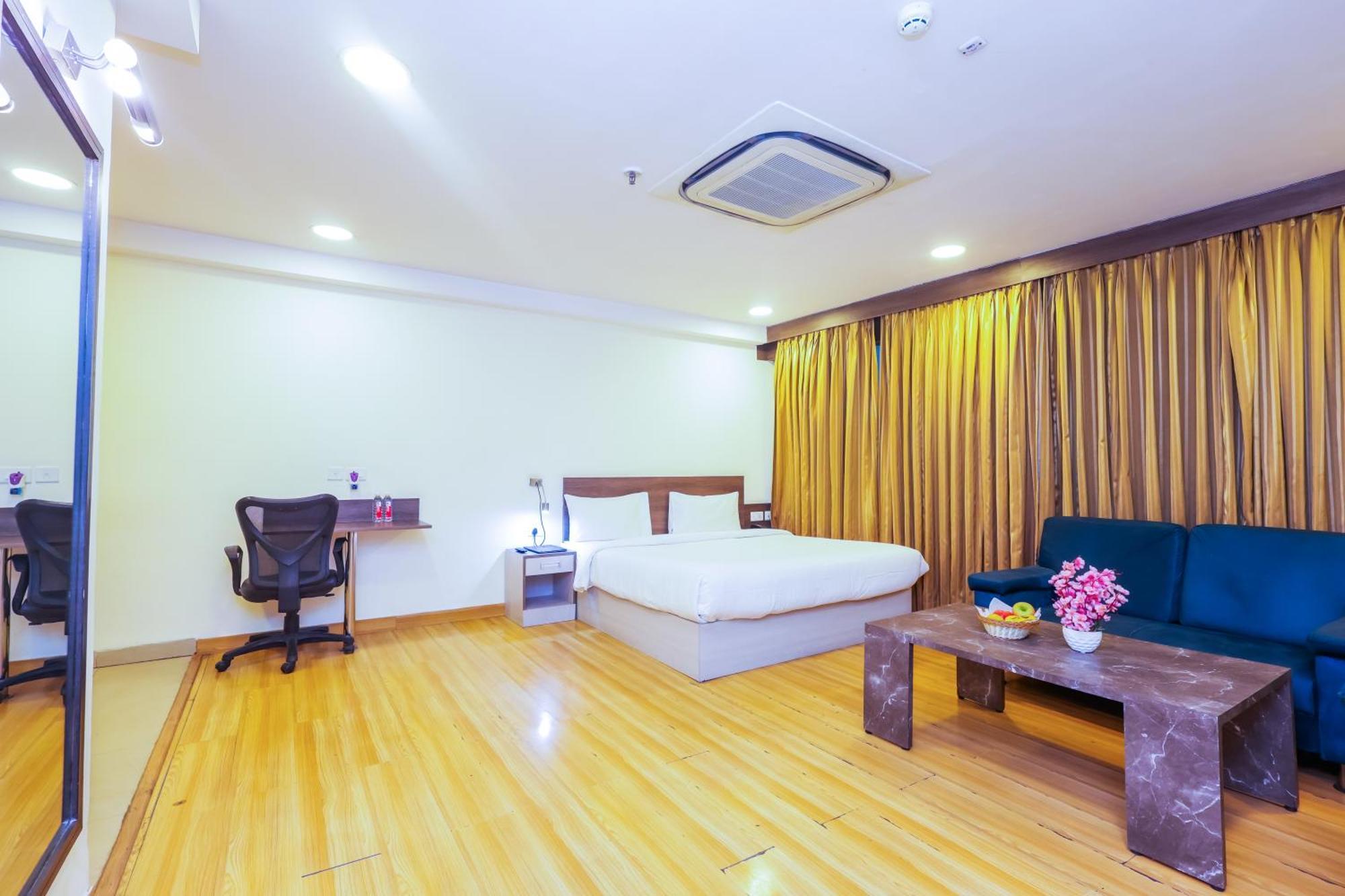Hyphen Business Hotel Νόιντα Εξωτερικό φωτογραφία