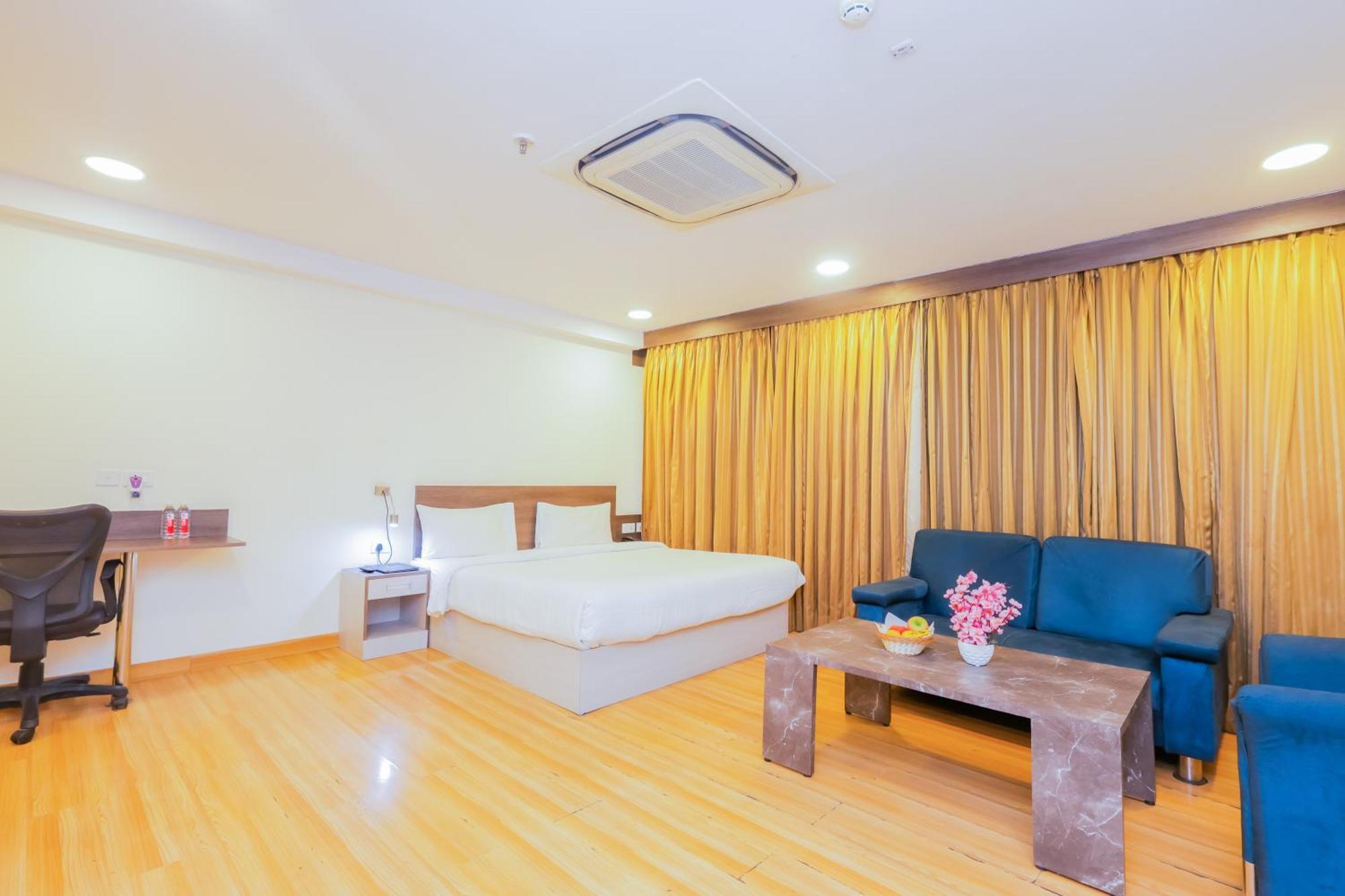 Hyphen Business Hotel Νόιντα Εξωτερικό φωτογραφία